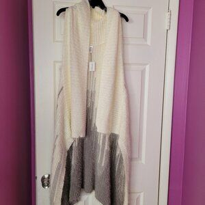 NWT SLEEVELESS SHAWL